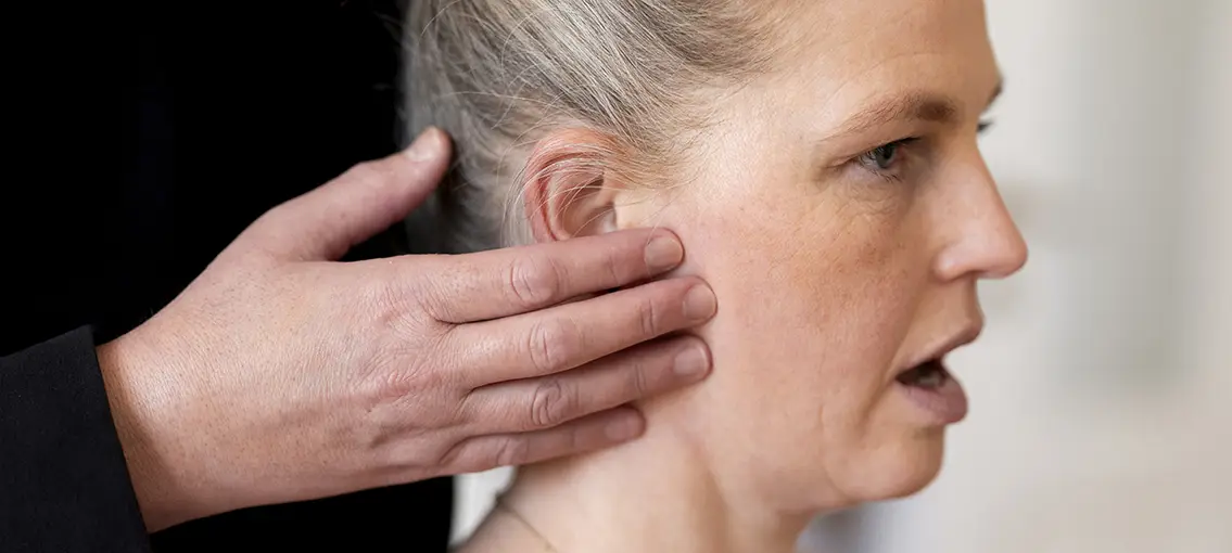 kaebesmerte behandling Kvinde med kæbesmerter bliver behandlet af fysioterapeut Zerrin Sirek